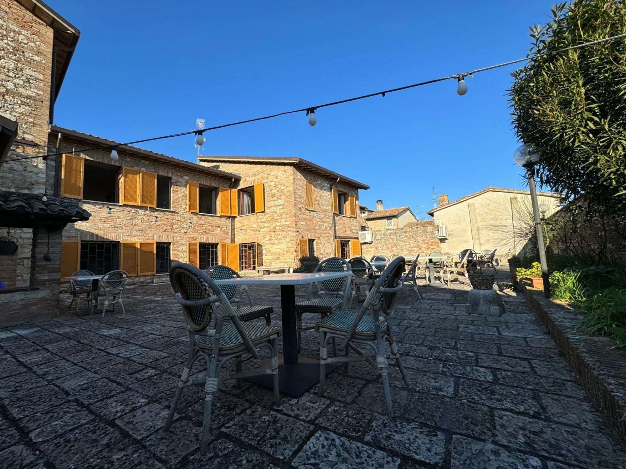 Hotel Monastero Ss. Annunziata Todi Exterior foto The square in the village of Saint-André-de-Lidon