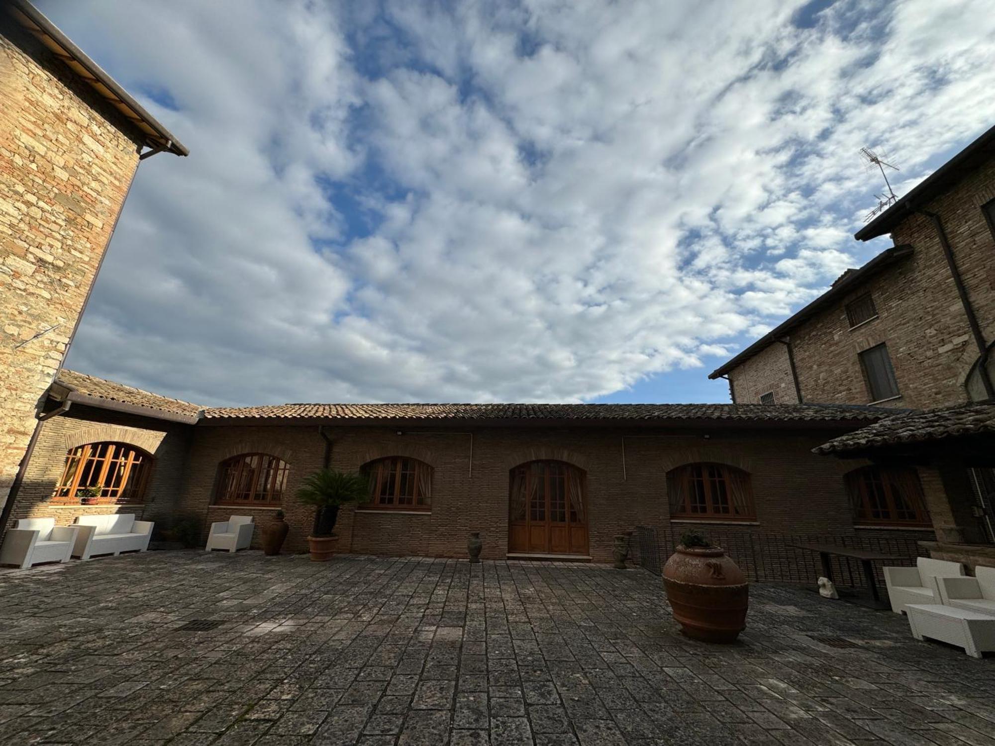 Hotel Monastero Ss. Annunziata Todi Exterior foto The courtyard of the museum