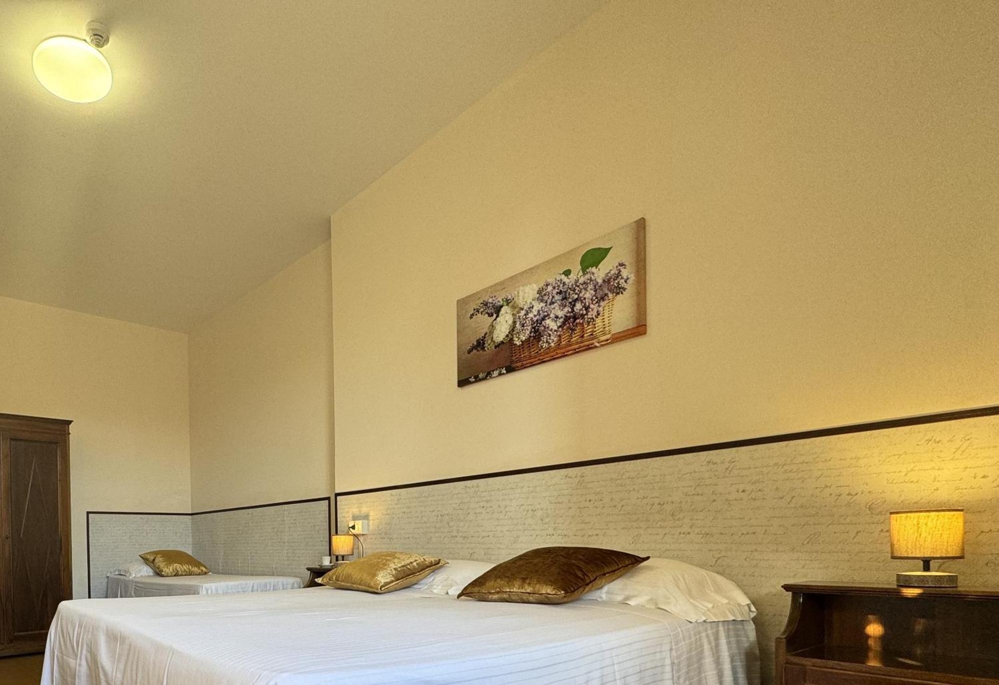 Hotel Monastero Ss. Annunziata Todi Exterior foto A room at the hotel