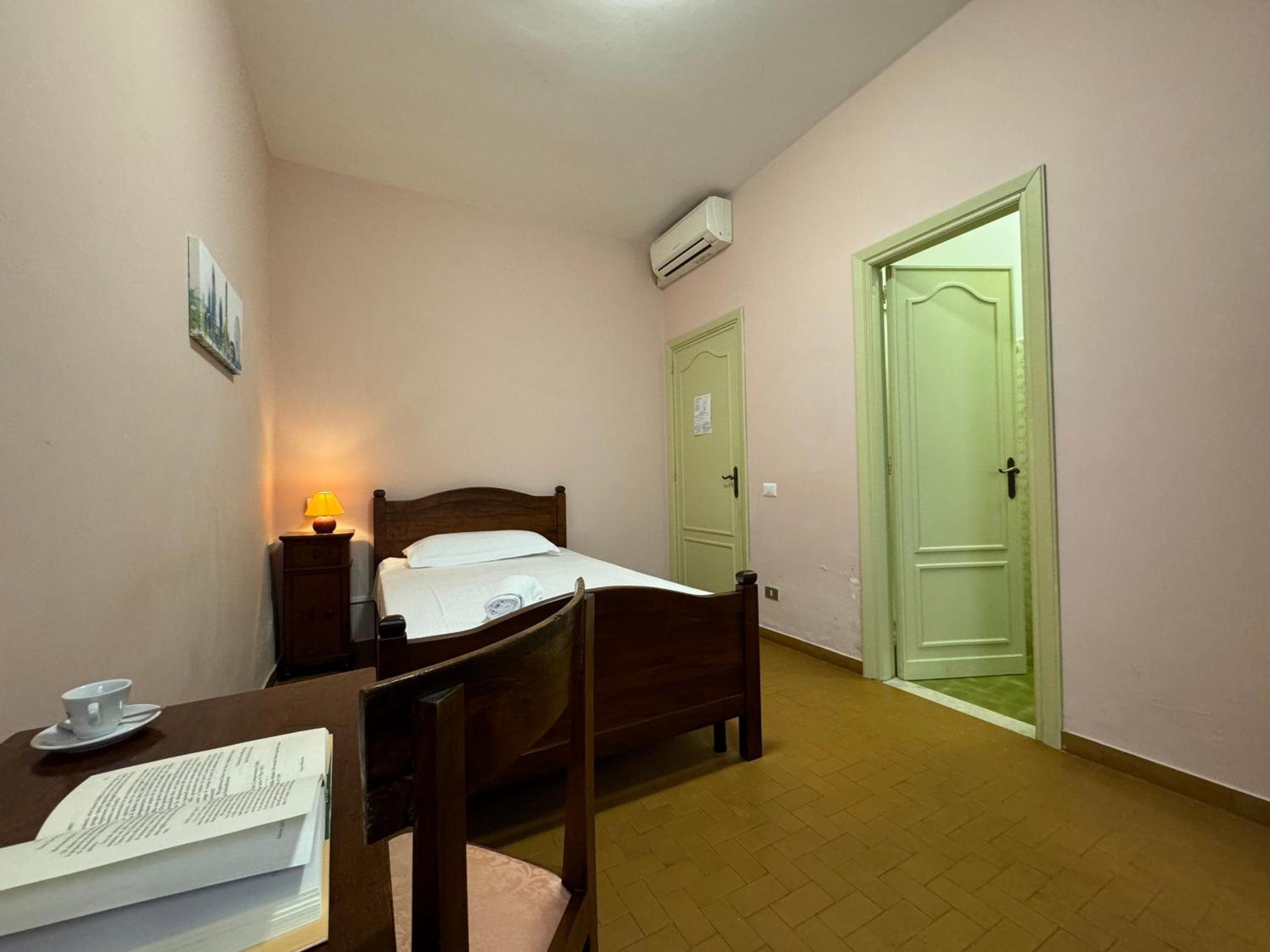 Hotel Monastero Ss. Annunziata Todi Exterior foto A room at the hotel