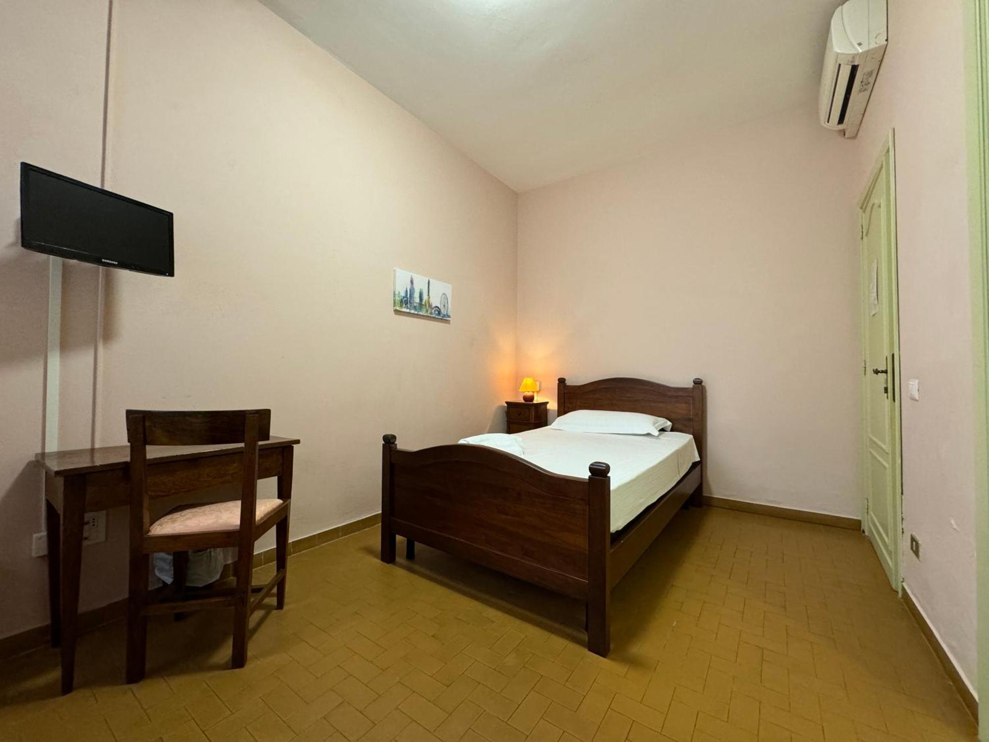 Hotel Monastero Ss. Annunziata Todi Exterior foto A room at the hostel