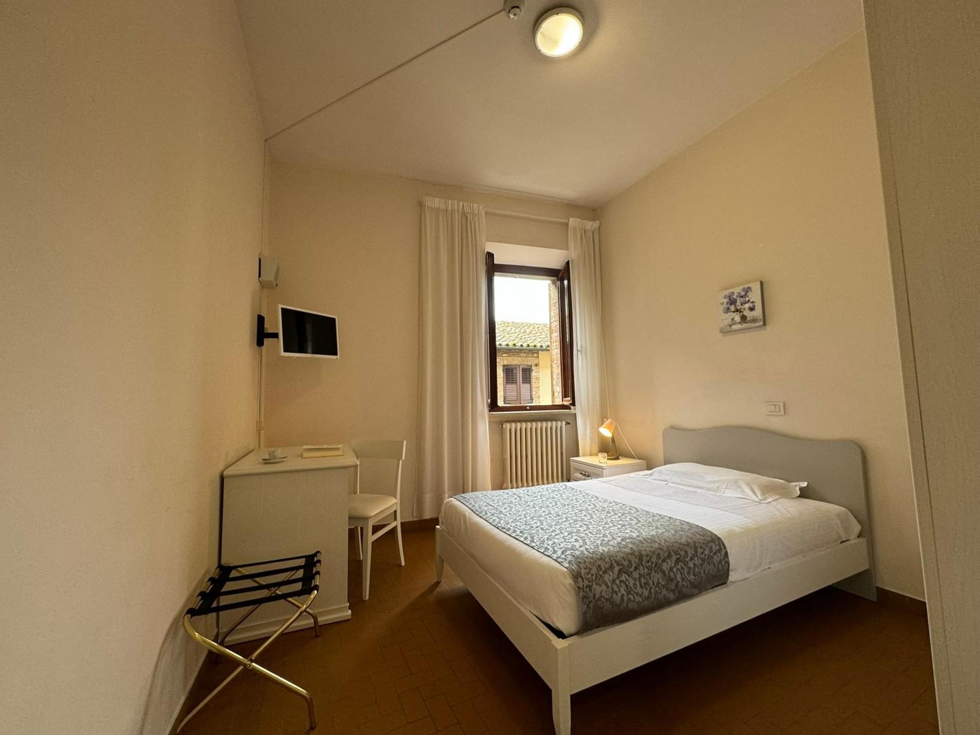 Hotel Monastero Ss. Annunziata Todi Exterior foto A room at the hostel