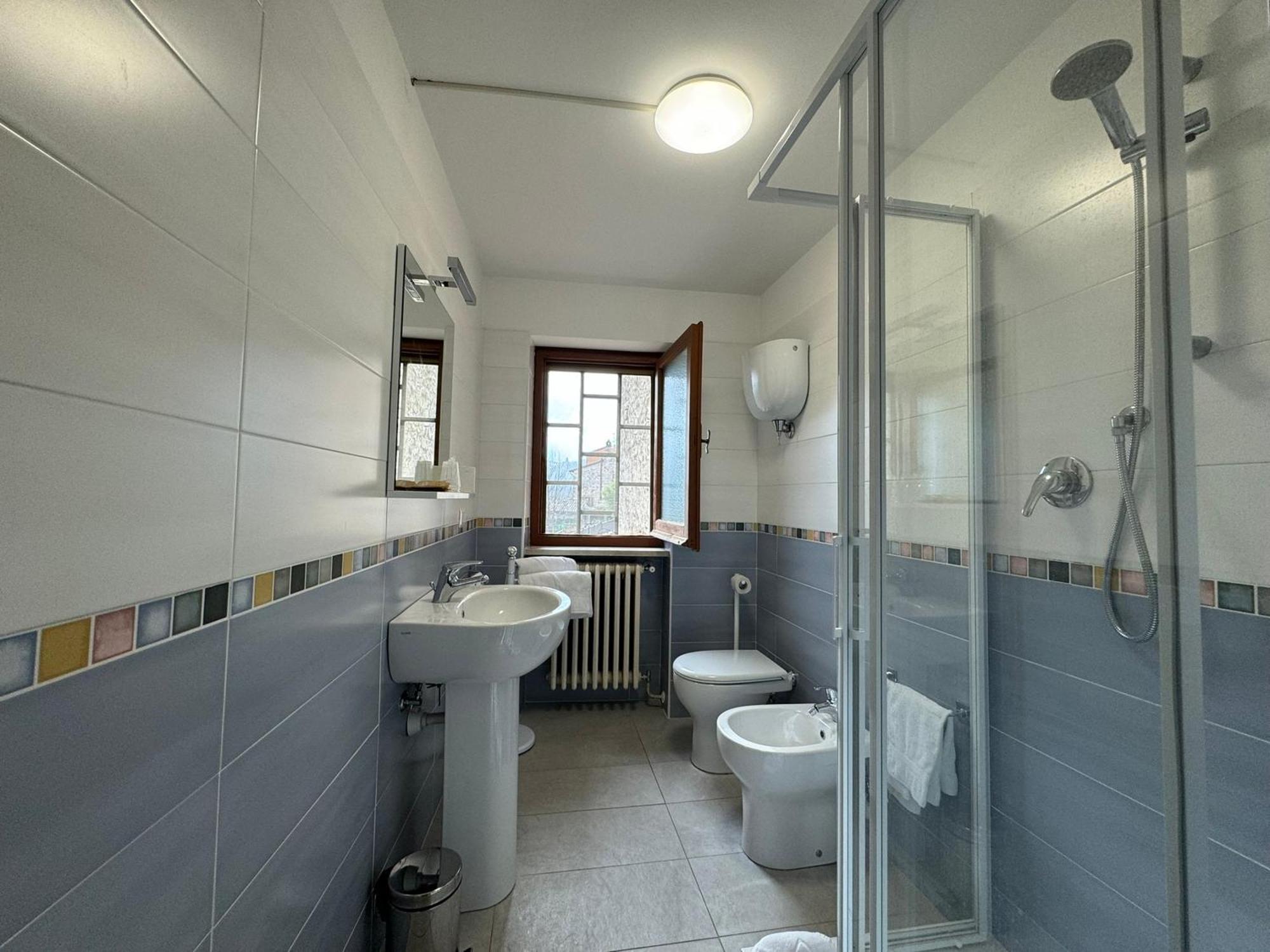 Hotel Monastero Ss. Annunziata Todi Exterior foto Bathroom with shower enclosure