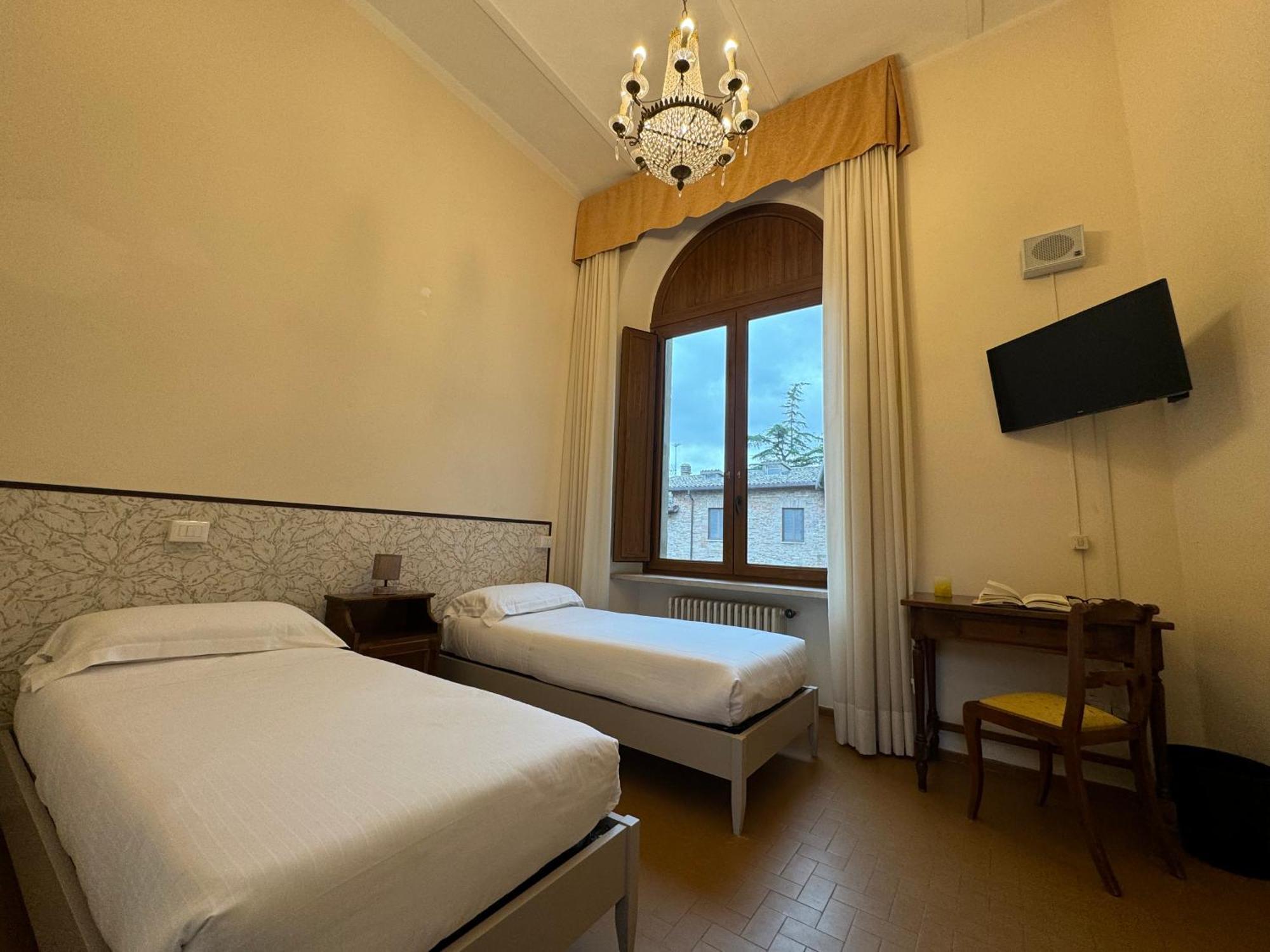 Hotel Monastero Ss. Annunziata Todi Exterior foto A room at the hotel