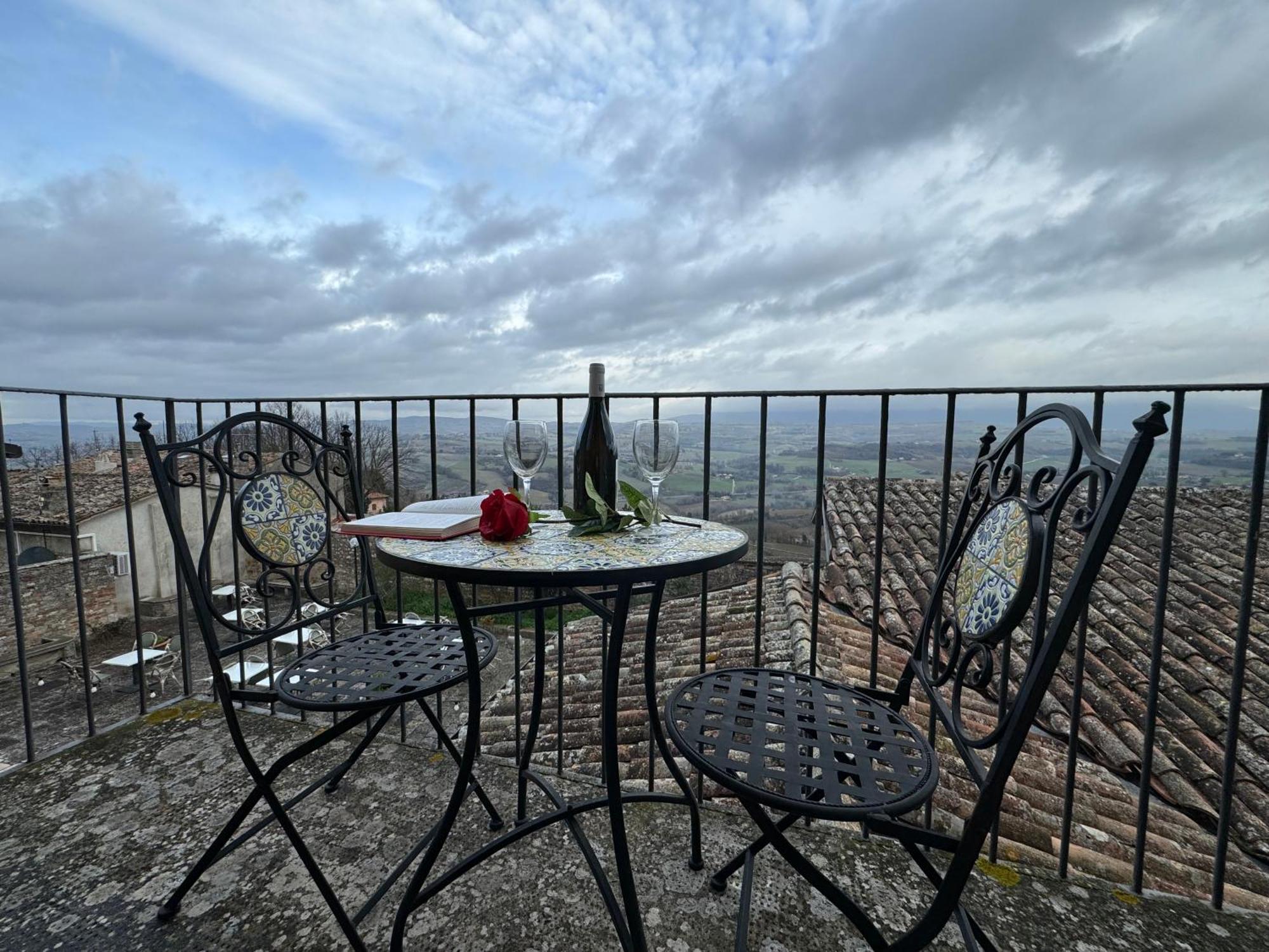 Hotel Monastero Ss. Annunziata Todi Exterior foto The view from the top of the tower