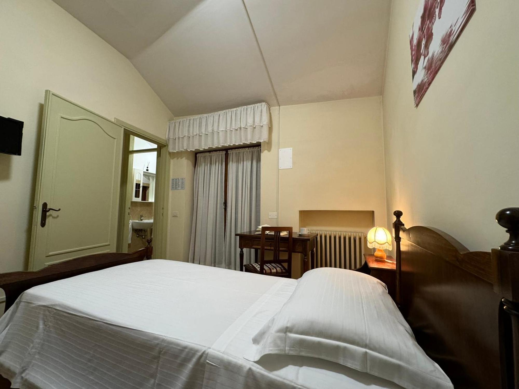 Hotel Monastero Ss. Annunziata Todi Exterior foto A room at the hotel