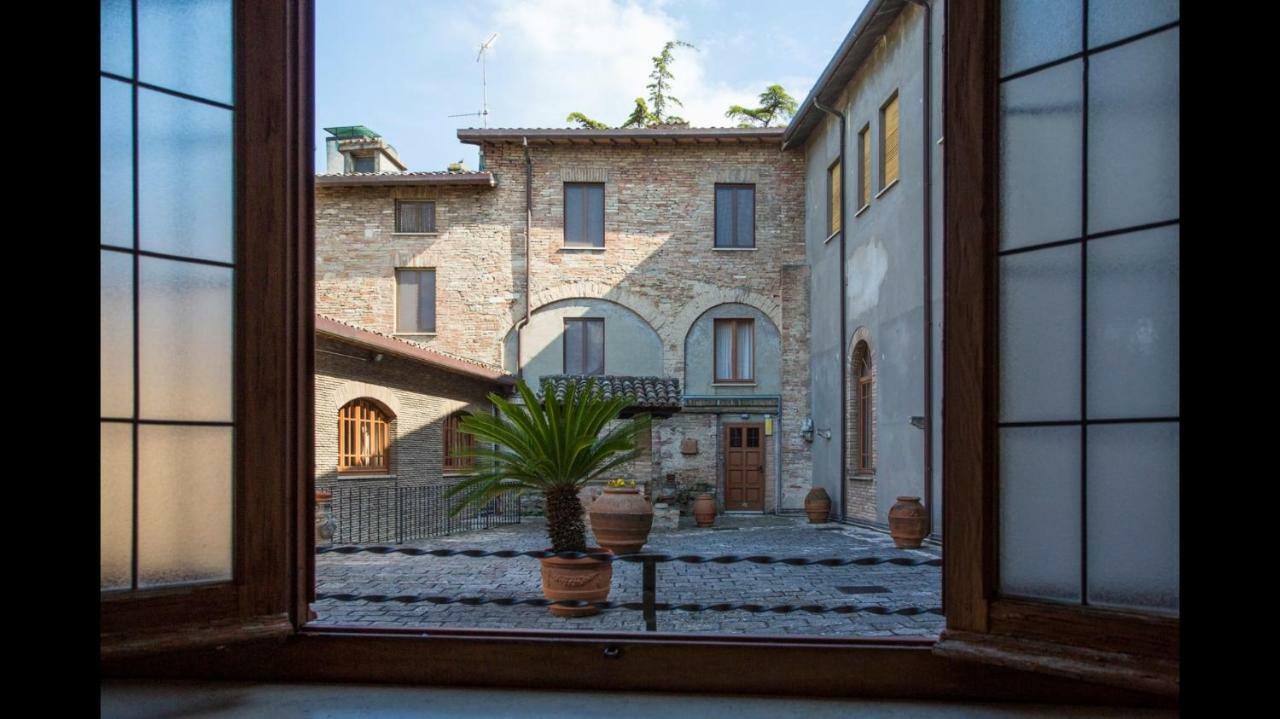Hotel Monastero Ss. Annunziata Todi Exterior foto The courtyard of the museum